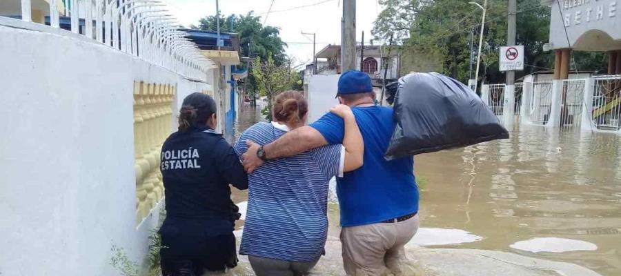 Se desborda río en Agua Dulce, Veracruz, y provoca inundaciones