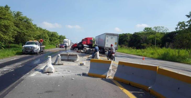 Trailer se accidenta en la Villahermosa-Macuspana; no hubo heridos ni rapiña