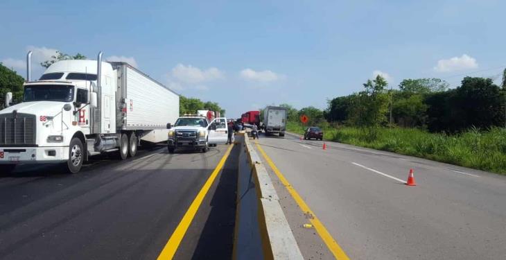 Trailer se accidenta en la Villahermosa-Macuspana; no hubo heridos ni rapiña