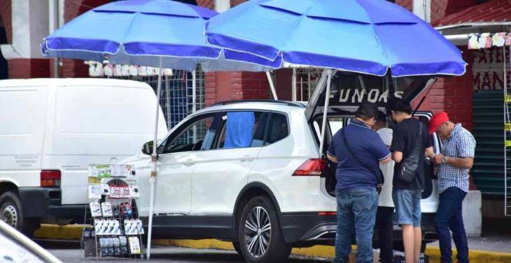 Se vuelve calle Madero un corredor de venta de accesorios y reparación de celulares