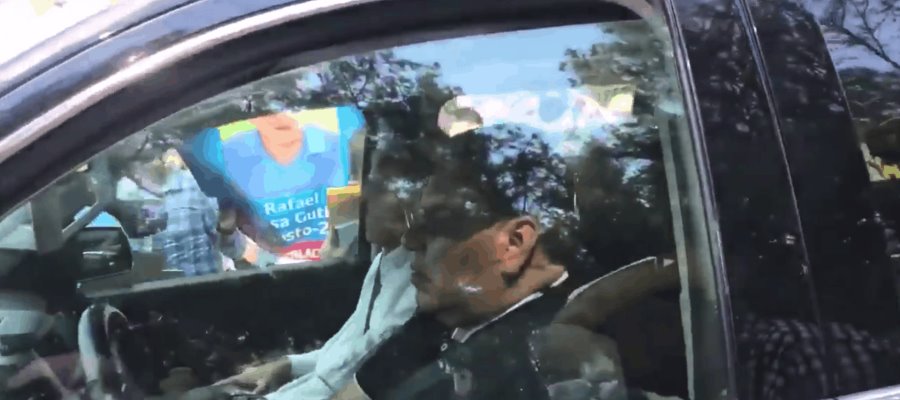 ¡Que se baje! ¡Sólo atiende a la mamá del Chapo! recriminan ciudadanos al presidente Obrador durante su gira por Veracruz