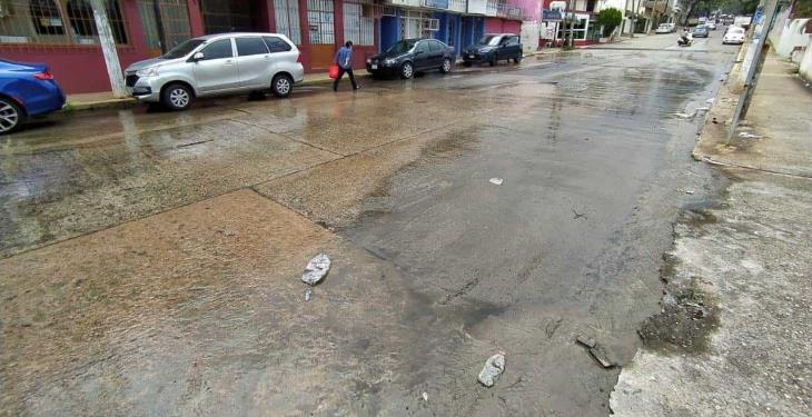 Se fuga agua en grandes cantidades en calle prolongación de Zaragoza en Centro Se fuga agua en grandes cantidades en calle prolongación de Zaragoza en Centro