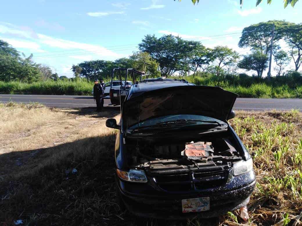 Localizan a un hombre sin vida en su camioneta en la carretera a Jalapa