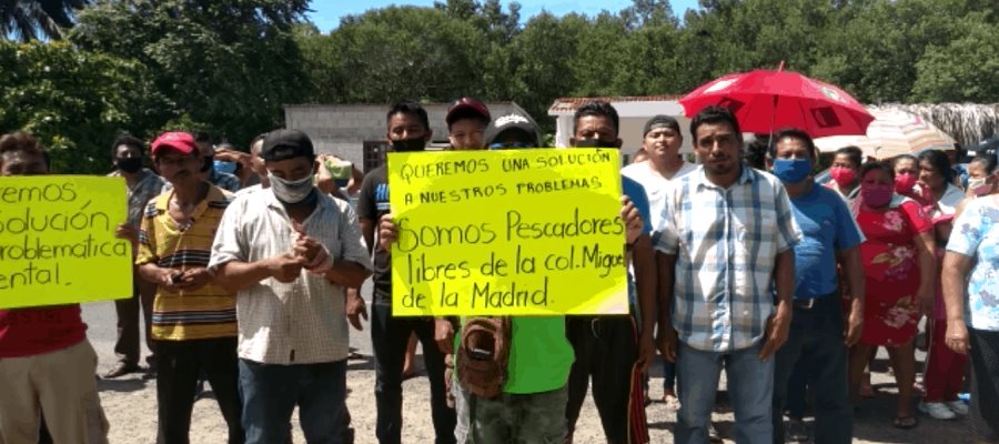 Bloquean pescadores libres de Paraíso carretera a Chiltepec; exigen ser incluidos en programa federal Bloquean pescadores libres de Paraíso carretera a Chiltepec; exigen ser incluidos en programa federal