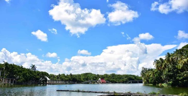 Cielo azul, nubes y la Laguna de las Ilusiones: el paisaje perfecto