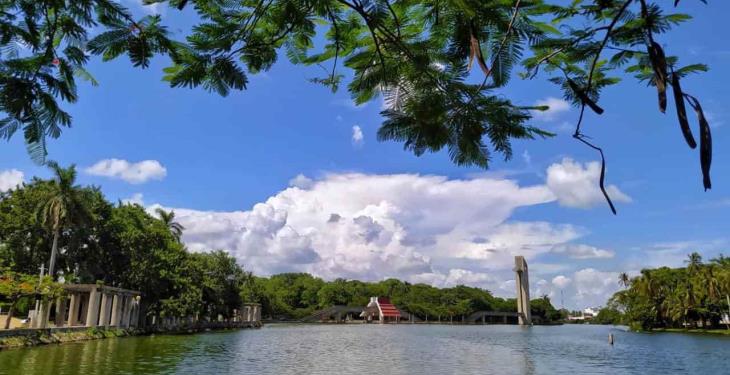 Cielo azul, nubes y la Laguna de las Ilusiones: el paisaje perfecto