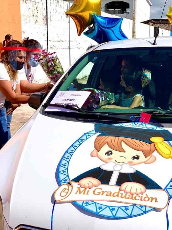 Realizan graduación en colegio de Macuspana... desde interior de automóviles