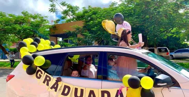 Realizan graduación en colegio de Macuspana... desde interior de automóviles