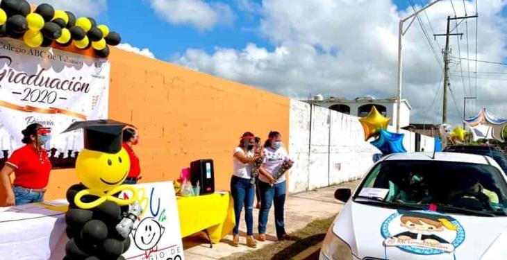 Realizan graduación en colegio de Macuspana... desde interior de automóviles