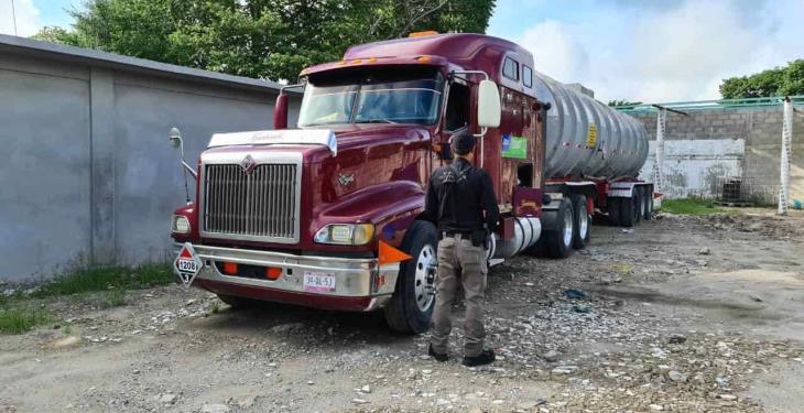 Decomisan tracto camión y contenedores tras cateo a inmueble de huachicoleros en Cárdenas