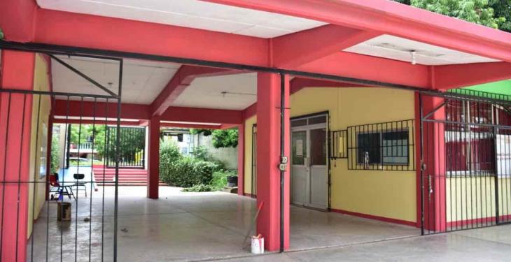 Padres de familia pintan y limpian la escuela Secundaria Técnica 47 de Villahermosa