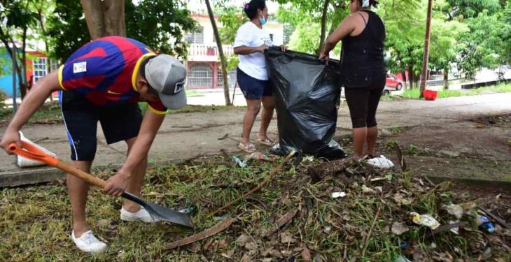Padres de familia pintan y limpian la escuela Secundaria Técnica 47 de Villahermosa