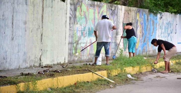 Padres de familia pintan y limpian la escuela Secundaria Técnica 47 de Villahermosa
