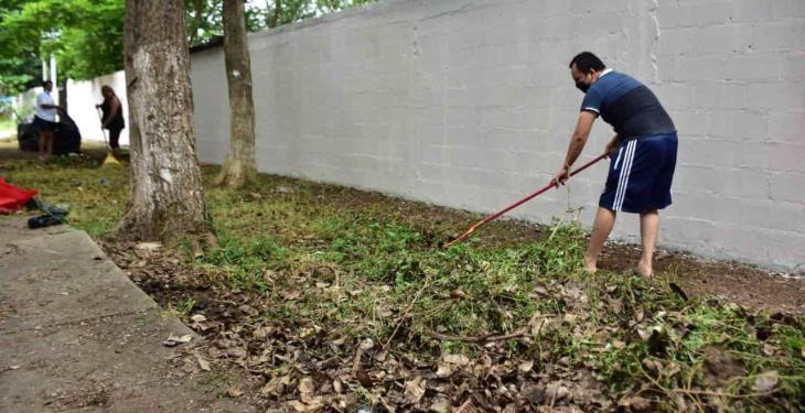 Padres de familia pintan y limpian la escuela Secundaria Técnica 47 de Villahermosa