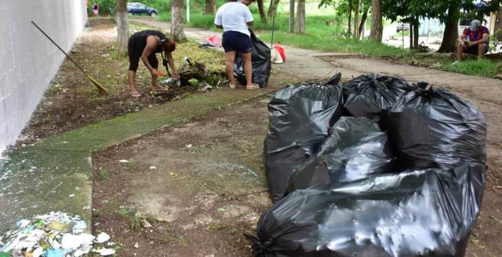 Padres de familia pintan y limpian la escuela Secundaria Técnica 47 de Villahermosa