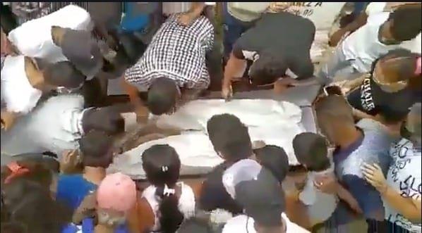 Personas abren féretro de un fallecido por Covid-19 en pleno funeral en Colombia