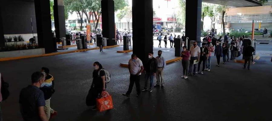 Capitalinos abarrotan plazas comerciales en el primer día de reapertura en la CDMX
