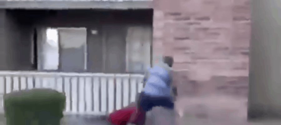 Ex jugador de futbol americano atrapa a niña arrojada del tercer piso de un edificio en llamas en Arizona