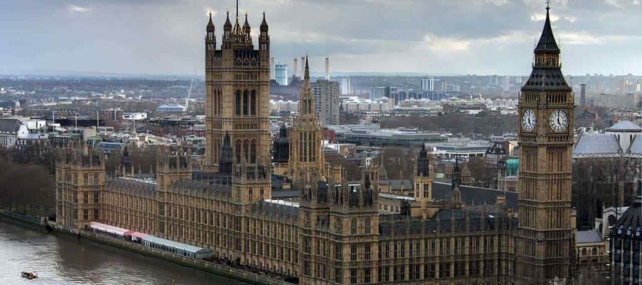 Londres reabre teatros y albercas al aire libre; cubrebocas sería obligatorio en espacios cerrados