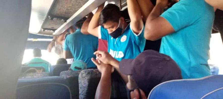 Muestran a transportistas viajando con sobrecupo en la carretera Macuspana-Villahermosa