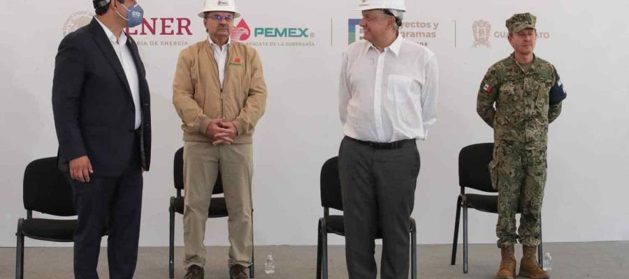 Estima AMLO producción de hasta 200 mil barriles de gasolina diarios en Refinería de Salamanca en 2021