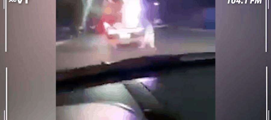 Patrulla en León, Guanajuato, arrastra a sujeto esposado a los tubos de la unidad