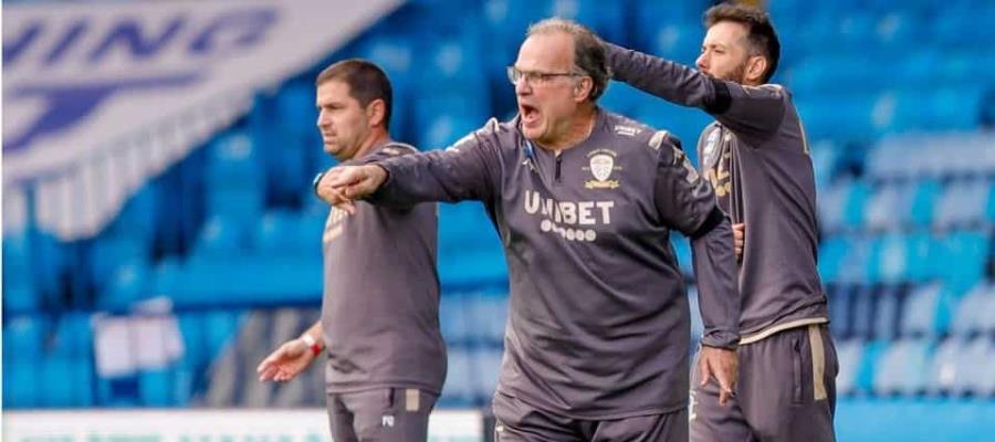 Aficionados irrumpen en casa de Bielsa para agradecer el Ascenso del Leeds United Aficionados irrumpen en casa de Bielsa para agradecer el Ascenso del Leeds United