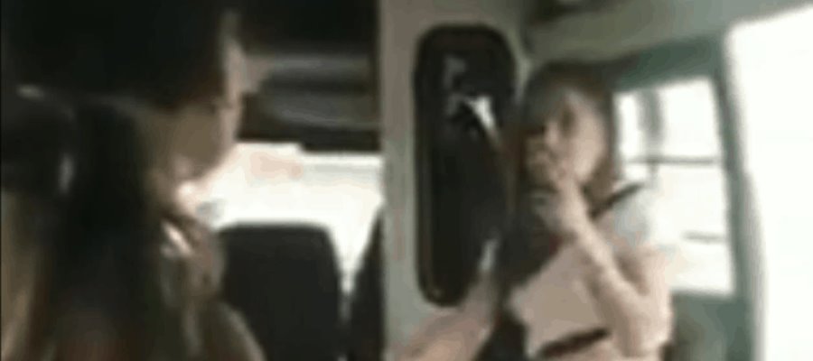 Exhiben a joven en estado de ebriedad agrediendo a pasajeros, la bautizan como #LadyCombi Exhiben a joven en estado de ebriedad agrediendo a pasajeros, la bautizan como #LadyCombi