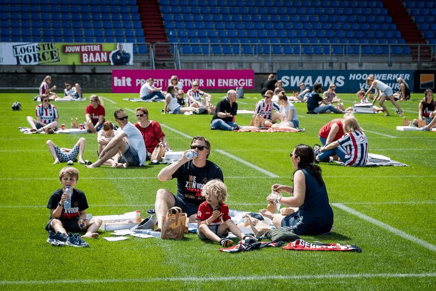 Equipo de la Eredivisie abre su estadio para picnic masivo