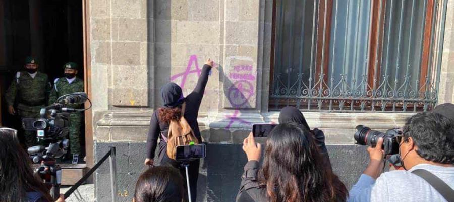 ¡Justicia! Frente a Palacio Nacional exigen familiares de víctimas de feminicidios