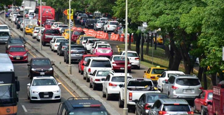 Se intensifica tráfico vehicular por obras del distribuidor vial de Avenida Universidad