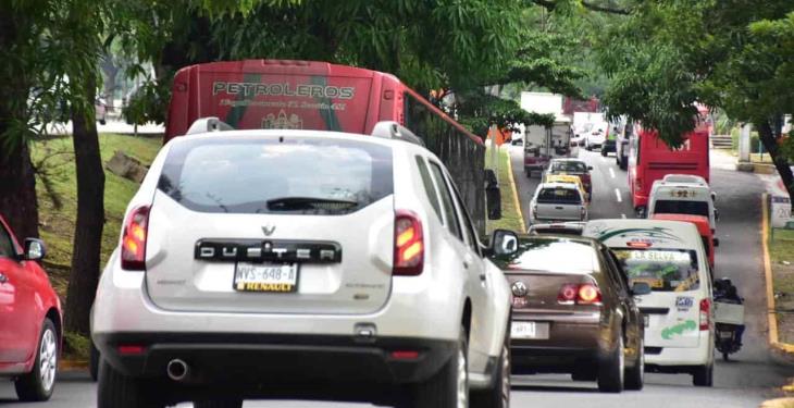 Se intensifica tráfico vehicular por obras del distribuidor vial de Avenida Universidad