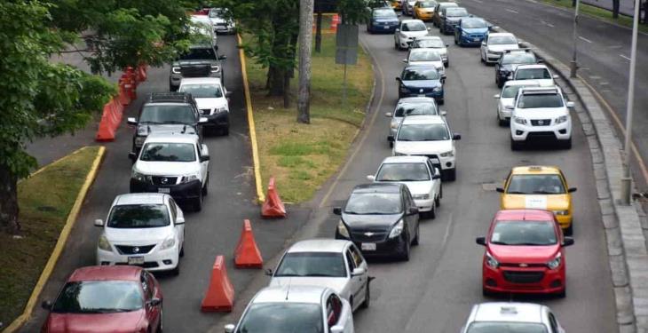 Se intensifica tráfico vehicular por obras del distribuidor vial de Avenida Universidad