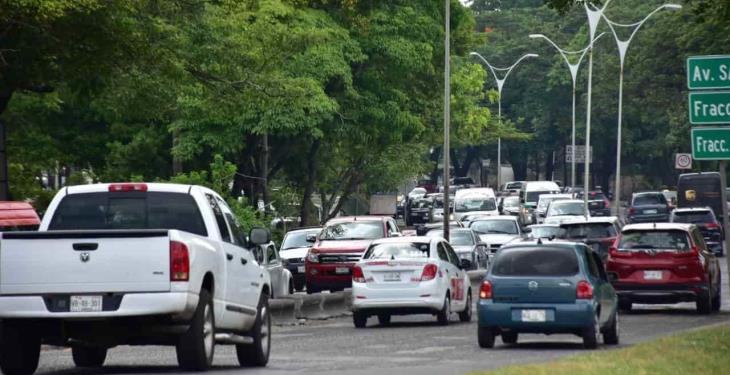 Se intensifica tráfico vehicular por obras del distribuidor vial de Avenida Universidad