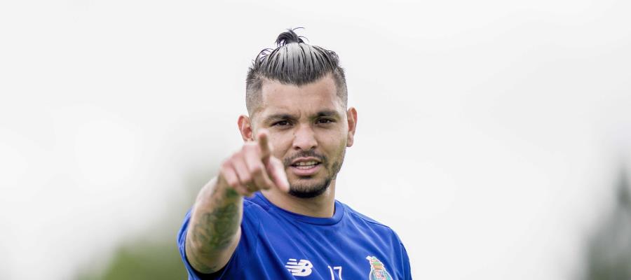 Sevilla y Chelsea buscarían los servicios del Tecatito Corona