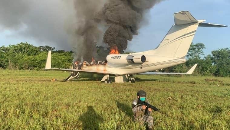 Fuerzas Armadas de Guatemala aseguran avioneta y drogas en el Petén
