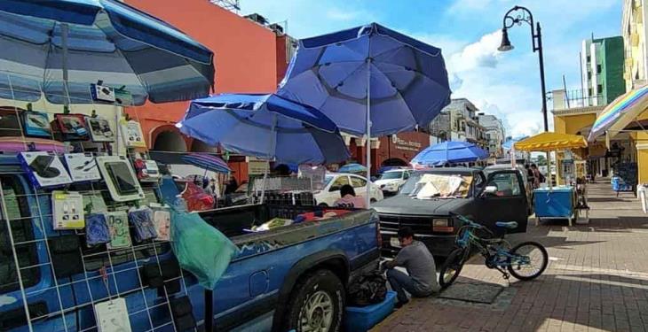 Los desalojaron, regresaron, y ahora son más los comerciantes que invaden calle Madero