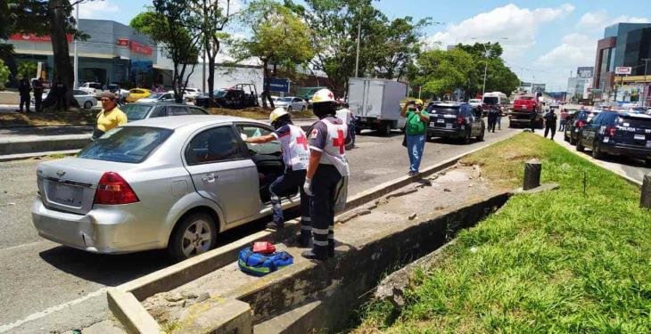 Detienen entre disparos a tres sujetos por robo de autos en Ruiz Cortines