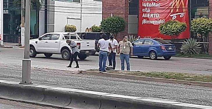 Detienen entre disparos a tres sujetos por robo de autos en Ruiz Cortines