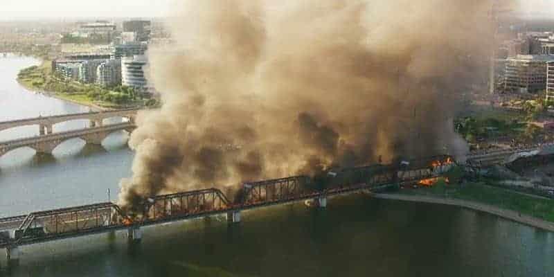 Se descarrila tren en Arizona; provoca incendio y colapso parcial de un puente Se descarrila tren en Arizona; provoca incendio y colapso parcial de un puente