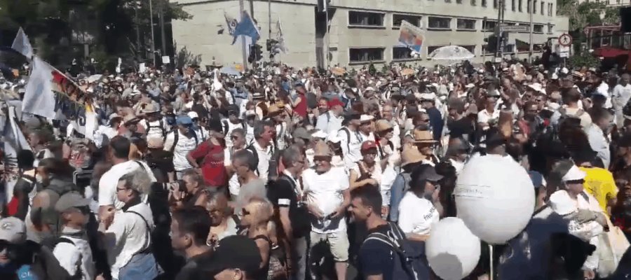 En pleno repunte de contagios, miles de personas marchan en Berlín exigiendo el fin de la pandemia y sus restricciones En pleno repunte de contagios, miles de personas marchan en Berlín exigiendo el fin de la pandemia y sus restricciones