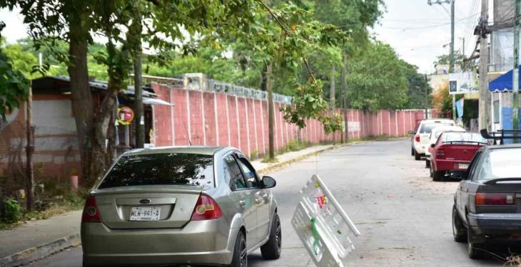 Cuelgan unicel a una rama para advertir de peligrosa alcantarilla