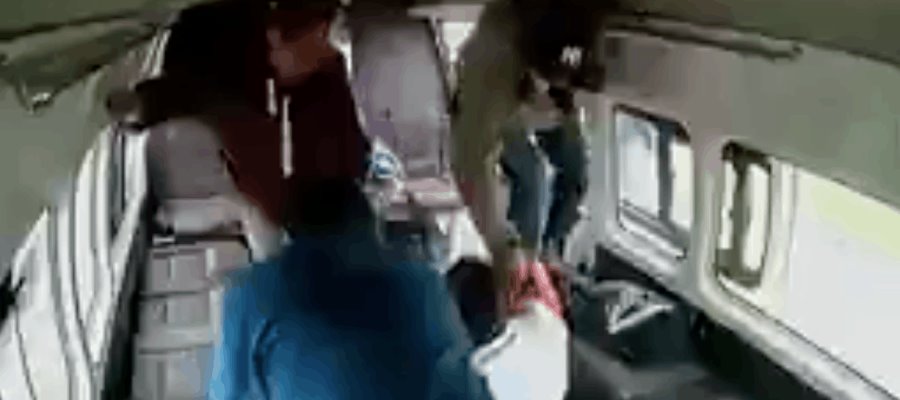 Pasajeros dan golpiza a hombre que intentó asaltar una combi en el Estado de México