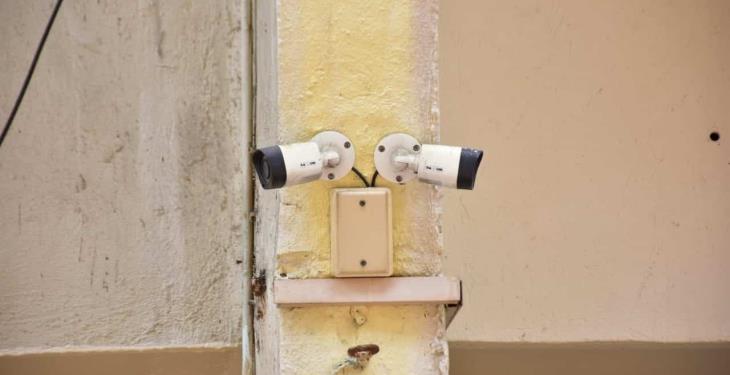 Instalan cámaras, lámparas y carteles para alejar a personas extrañas de Los Ríos