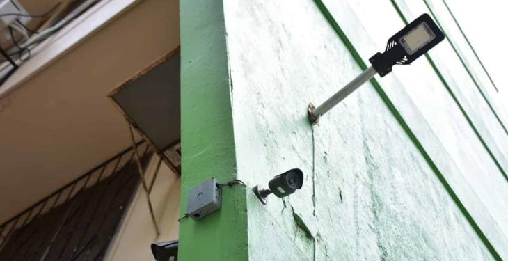 Instalan cámaras, lámparas y carteles para alejar a personas extrañas de Los Ríos