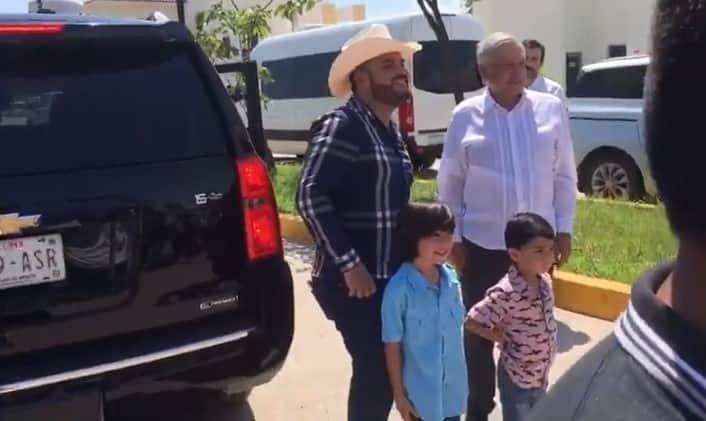 Sí señor... El Komander se toma foto con AMLO en Sinaloa Sí señor... El Komander se toma foto con AMLO en Sinaloa