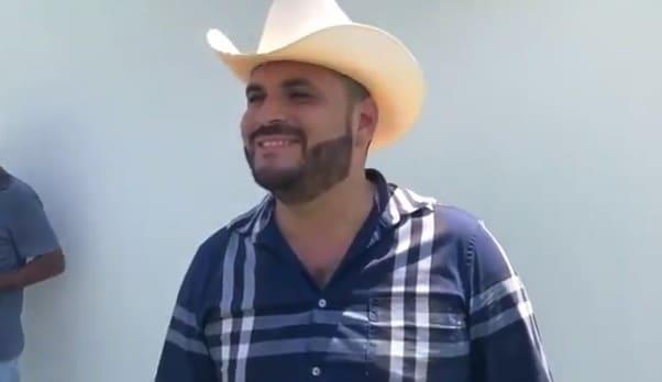 Estoy contento de saludarlo, así fue la reacción de El Komander tras saludar al Presidente