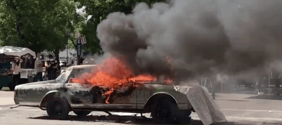 Abogados en Durango queman auto frente al TSJ para exigir la salida de su presidente