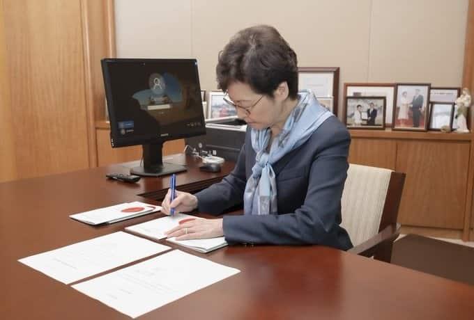 Impone EU sanciones contra jefa ejecutiva de Hong Kong y 12 funcionarios chinos