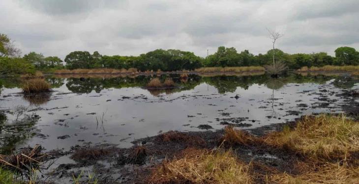 Denuncian vigencia de derrame de hidrocarburos en ranchería de Huimanguillo